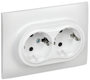 Розетка 2-м 16А С/У З/К со шторками в сборе Арктический белый Skandy